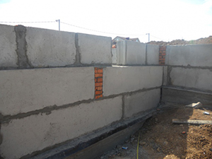 Монтаж фундаментных блоков